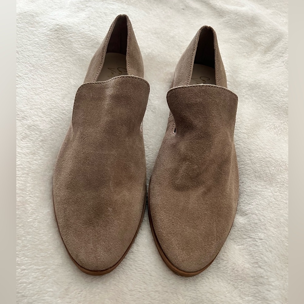 Crown Vintage Carla 2 Loafer - Women's Size 9.  Tan.  EUC